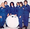 หนึ่งในหกหญิงคนแรกในอวกาศ เรสนิค (คนที่ 3 จากซ้ายมือ) ยืนอยู่ข้างหลัง Personal Rescue Enclosure