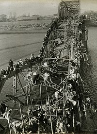 Fuite de réfugiés sur un pont détruit en Corée.jpg