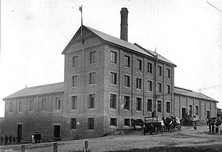Flour mill at Murray Bridge East, 1920