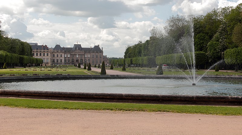 File:Fontaine, Jardins à la française, Château de Lunéville.JPG