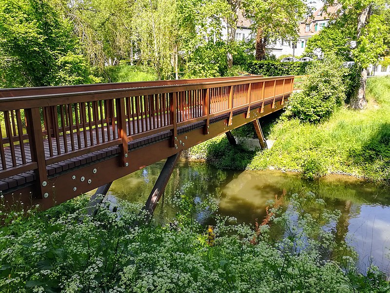 File:Footbridge over the stream Hollergraben in Bamberg 02.jpg