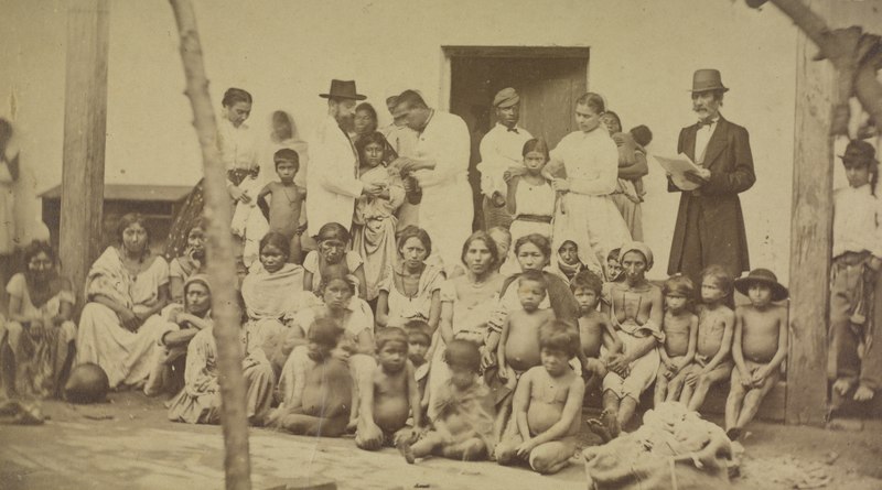 File:Fotografia de famílias paraguaias desabrigadas durante a Guerra do Paraguai.tif