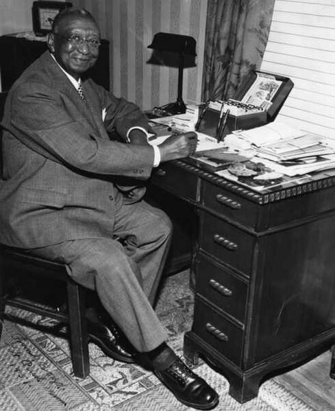 File:Frank Boyd in his home on Mackubin Avenue, St. Paul, 1951.jpg