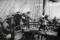 Des soldats français embarquent sur un navire britannique à Dunkerque (France, 1940).