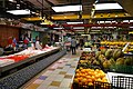 邨內曾經設有一間廣農食品超市，內有街市鮮活食品售賣。不過到2020年結業，舖位空置半年後，現改為百佳超級市場。