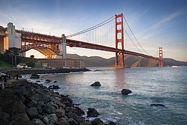 Colgante (Golden Gate), trabaya a tracción na mayor parte de la estructura.