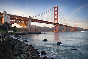 Le pont du Golden Gate et Fort Point sur la baie de San Francisco en Californie. (définition réelle 1 800 × 1 200)