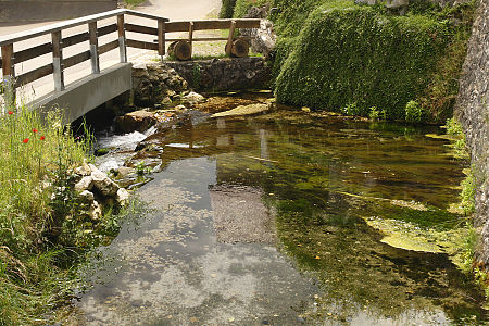 Fail:Gallusquelle Hermentingen Schwäbische Alb.jpg