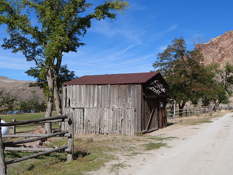 File:Garage-shop 3 - Birch Creek Historic Ranch Oregon.jpg