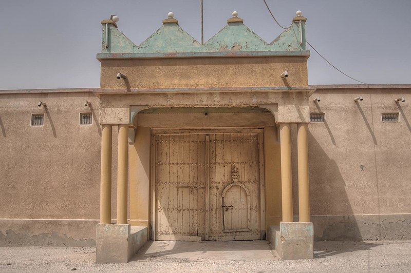 File:Gated building in Trainah, southern Qatar.jpg