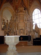 Kirche St. Marien und Laurentin: Taufstein und Altar