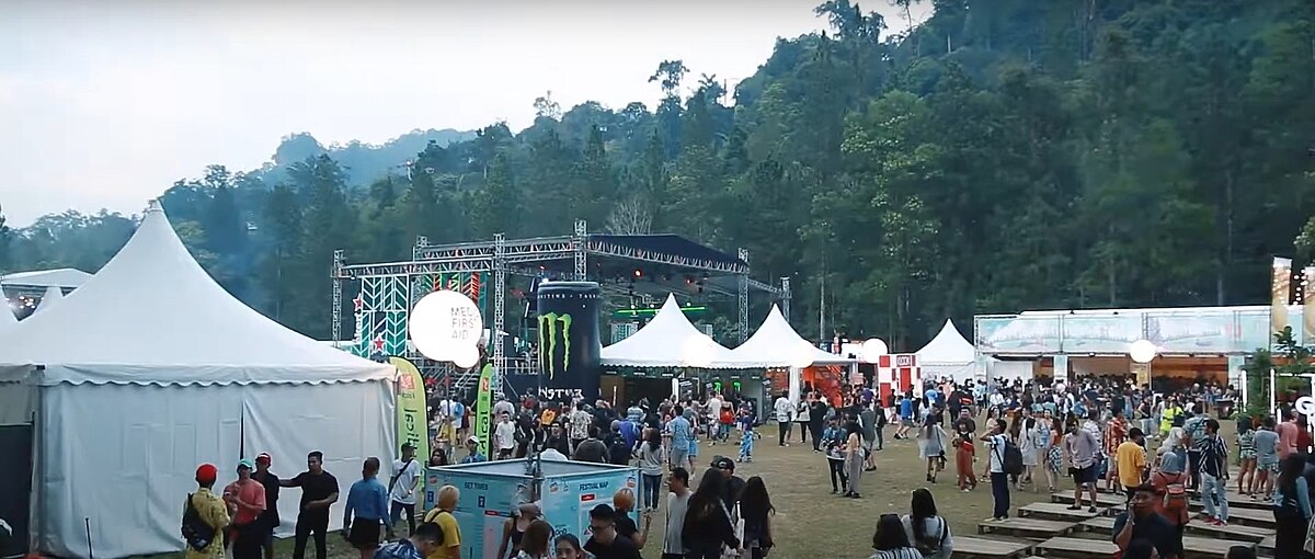 https://upload.wikimedia.org/wikipedia/commons/thumb/3/3c/Good_Vibes_Festival_Malaysia_2018.jpg/1200px-Good_Vibes_Festival_Malaysia_2018.jpg