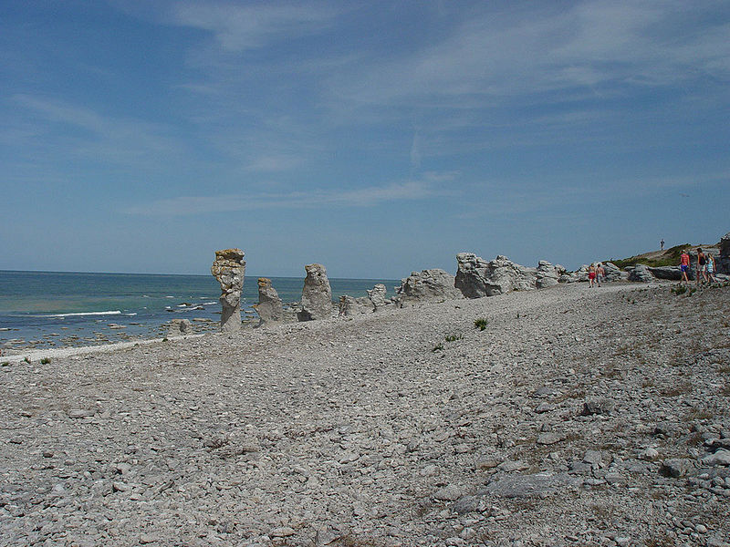 File:Gotland Fårö-Raukar Langhammars.jpg