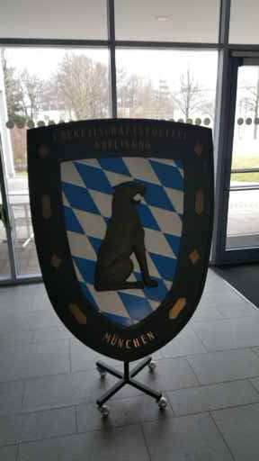 File:Großes Wappen der I. Bereitschaftspolizeiabteilung (Aufsteller).jpg
