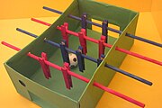 洗濯バサミ + 棒（箸でも可）+ 靴の紙箱で作ったサッカーゲーム（香港の博物館展示）
