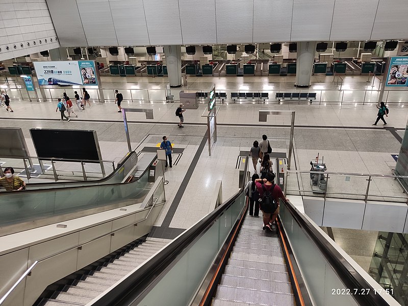 File:HK YTM 九龍西 Kowloon West MTR Station escalators view concourse July 2022 Px3 01.jpg