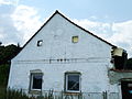 Čeština: Štít samoty čp. 2025 patřící k obci Haklovy Dvory, okres České Budějovice. English: Gable of remote house No 2025 in the village of Haklovy Dvory, České Budějovice District, South Bohemian Region, Czech Republic.