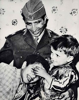 Hassan al-Amri com seus filhos.  1965