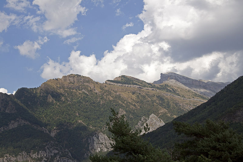 File:Heading into the Pyrenees 2 (3834729934).jpg