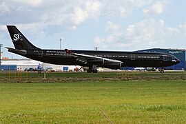 Airbus A340 fra Hi Fly Malta med logoen til Swiss Space Systems på halefinnen.