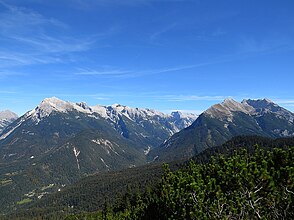 The Hinterautal from the west, on the left the Hinterautal-Vomper chain, on the right the Hohe Gleirsch in the Gleirsch-Halltal chain