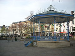 Horsham muziektent april 2009.JPG