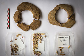 Anneaux-disques en pierre et perles de calcaire trouvés à Obernai (Néolithique).