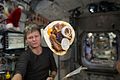 Пеґґі із чізбургером на МКС, 26 грудня 2016