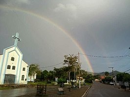 Katholieke kerk Nossa Senhora da Graças met regenboog in Curionópolis