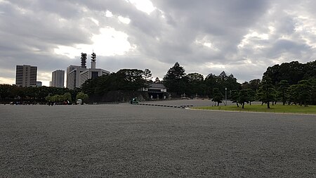 Tập tin:Imperial palace main entrance and field.jpg