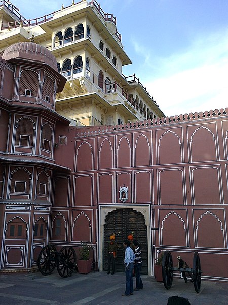 File:Inde Rajasthan Jaipur City Palace Cour Diwan-I-Khas Interieur Entree Chandra Mahal - panoramio.jpg