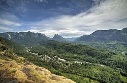 Index e montanhas circundantes vistas do Trailhead Index Town Wall