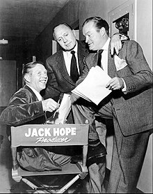 Jack Berharap Jack Benny Bob Hope 1954.JPG