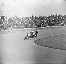 Redman (2) pursues Giacomo Agostini (3) during the 1966 500cc Dutch TT. Jim Redman (2), Giacomo Agostini (3) bij 500 cc, Bestanddeelnr 919-2883.jpg