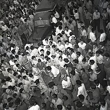 המשטרה מפזרת מפגינים נגד דאלס בעת ביקורו בישראל ב-1953. בוריס כרמי, אוסף מיתר, הספרייה הלאומית
