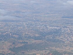 Eine Luftaufnahme der Stadt vom Berg Hanang aus gesehen.