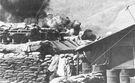 Tập_tin:Khe_Sanh_Bunkers_and_burning_Fuel_Dump.jpg