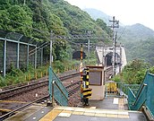 菊水山駅上りホーム北端から。左側トンネルは旧線跡