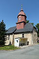 Kirche mit Ausstattung, umgebender Freifläche, Gefallenendenkmal und Linde