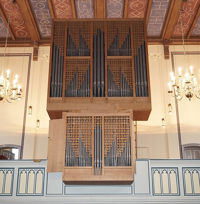 St. Johann in Bremen, Oberneulander Landstraße 37. Orgel von Ahrend & Brunzema (1966), 1996 wurden von Ahrend sieben Stimmen auf einem dritten Manual ergänzt.