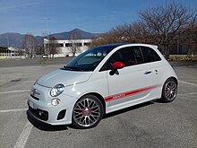 Una Kit Abarth Elaborazione 595. Da notare l'assetto maggiormente ribassato rispetto alla Abarth 500 e i badge laterali 595.