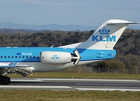 Un Rolls-Royce Tay sur un Fokker 100, avec l'inverseur de poussée déployé.