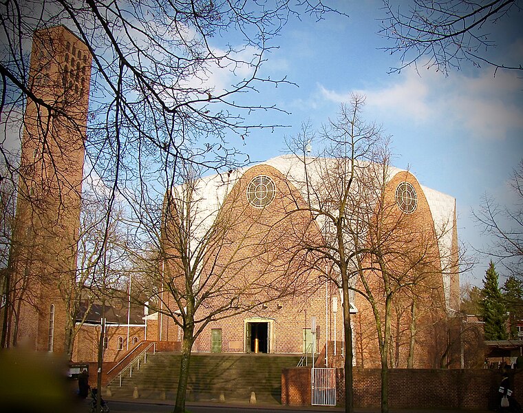 File:Koeln Riehl St Engelbert mit Treppenaufgang.jpg