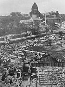 photo aérienne de Tokyo. Au premier plan des ruines de bâtiments bordent une avenue, au loin la silhouette du bâtiment de la Diète est visible.