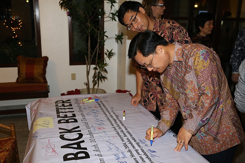 File:Kristen Bauer hosts a reception to reflect on life in Aceh after the 2004 Indian Ocean earthquake and tsunami disaster; December 2014 (8).jpg