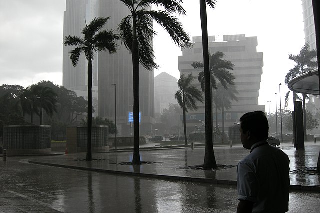 640px-Kuala_Lumpur,_Malaysia,_Tropical_thunderstorm.jpg (640×427)