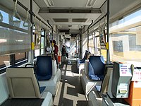 編成最後部から先頭に向って撮影した車内の様子。左は1次車 (9701)、右は3次車 (9705) のもので、通路幅・座席幅・車内配色などに差がある。（2006年）