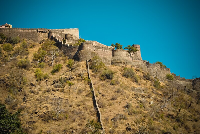 File:Kumbhalgarh Fort walls 02.jpg