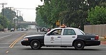 Ford Crown Victoria del Los Angeles Police Department, con la nota livrea bianca e nera