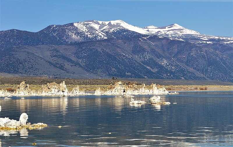 File:Lee Vining Peak, Mono Lake.jpg